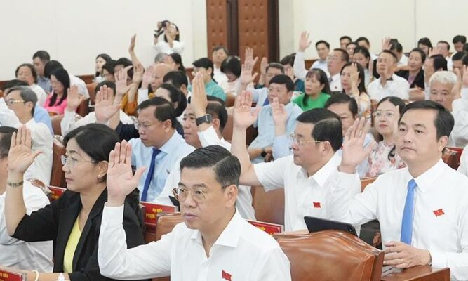 Các đại biểu biểu quyết thông qua tờ trình của UBND TPHCM